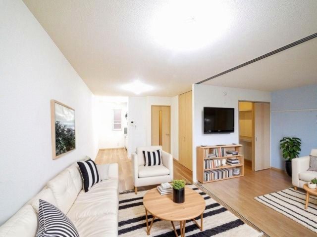 居室・リビング　CGで家具等を配置したもので家具等は含まれません。