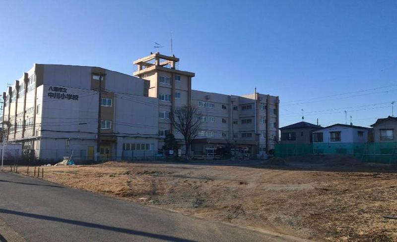小学校　八潮市立中川小学校（小学校）まで700m