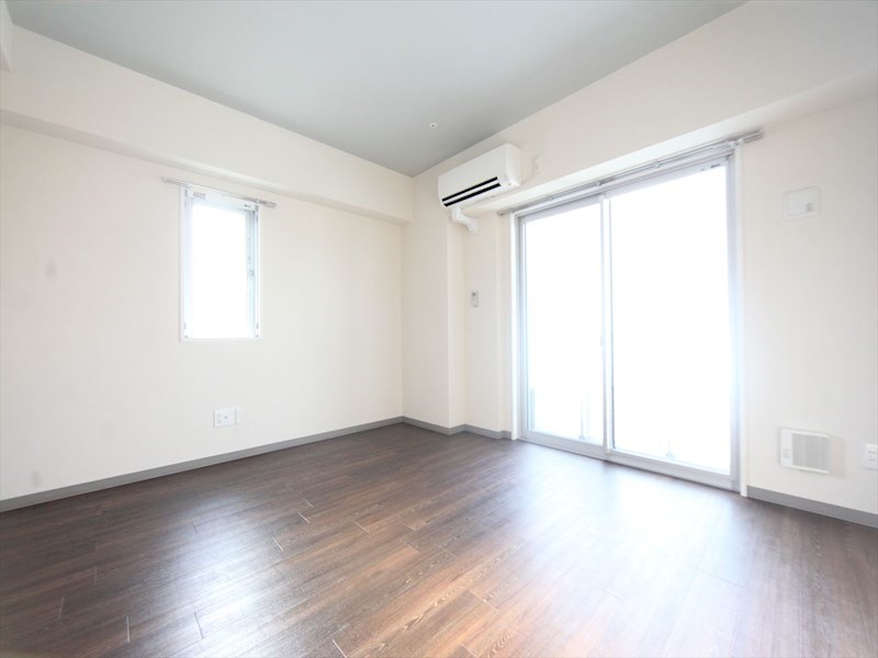 バルコニー　洋室8帖　2面採光　システムキッチン　エアコン付　バルコニー