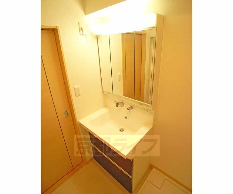 洗面設備　大きな鏡です。