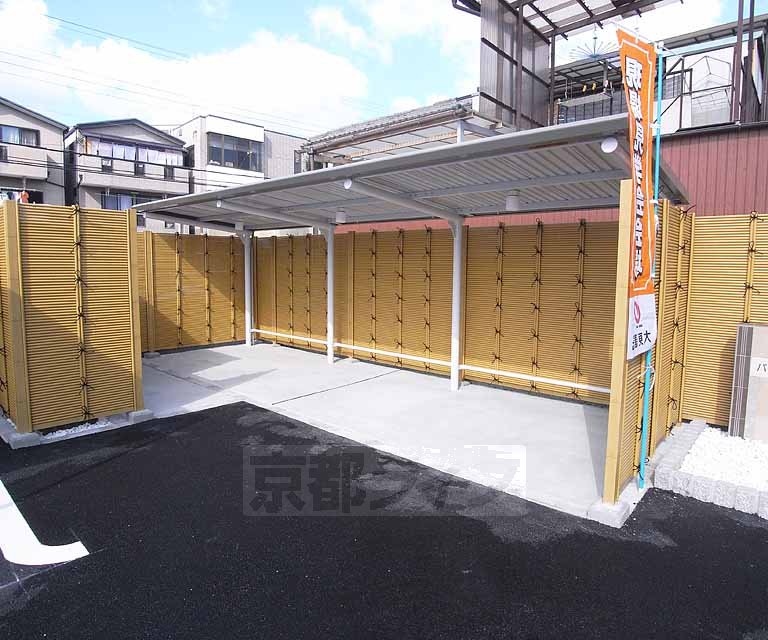 その他共有部分　嬉しい屋根付き駐輪場。
