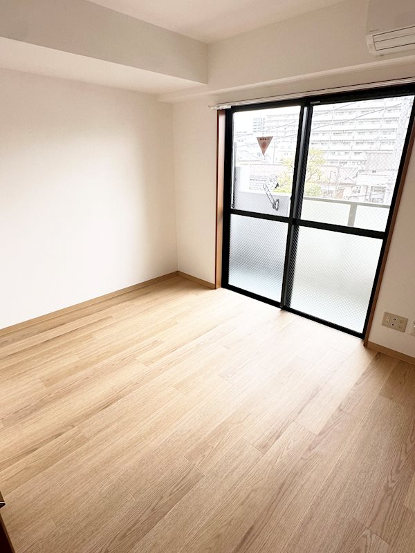 居室・リビング　室内写真は反転タイプ別号室です