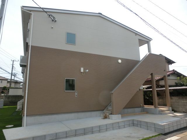 エントランス　お部屋へは建物の右側から入れます