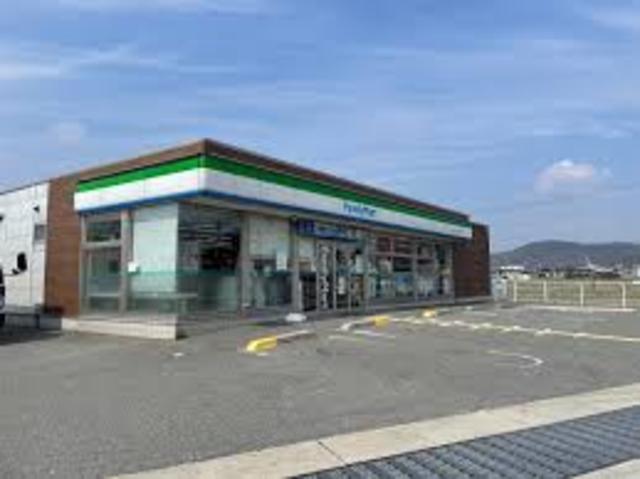 コンビニ　ファミリーマート花田インター南店（コンビニ）まで439m