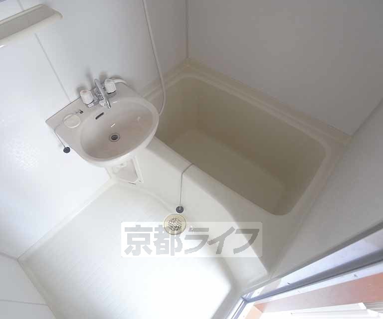 バス・シャワールーム　清潔感のあるお風呂です