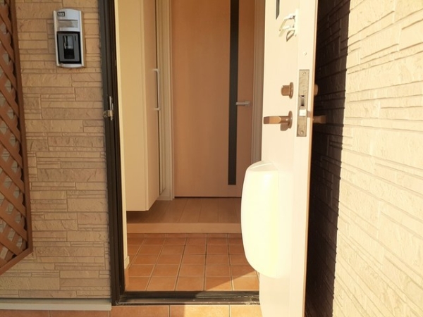玄関　玄関を入るとホールがあります