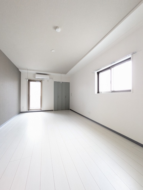 居室・リビング　１１．２帖のゆったりした洋室です。二面採光のお部屋になります