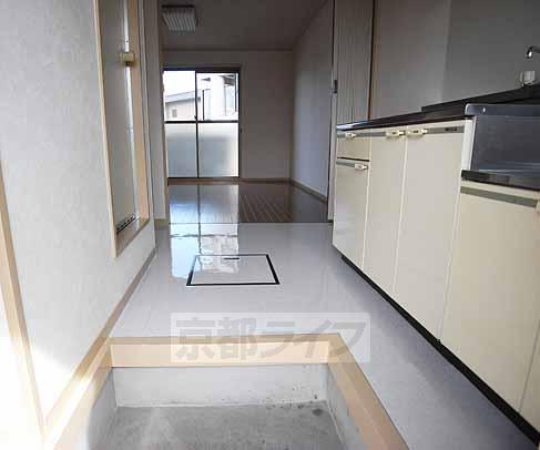 玄関　キッチン周りも広々。
