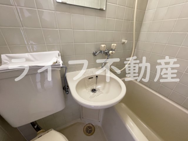 洗面設備　独立洗面台、小物を置くことができて便利です