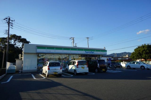コンビニ　ファミリーマート（コンビニ）まで120m