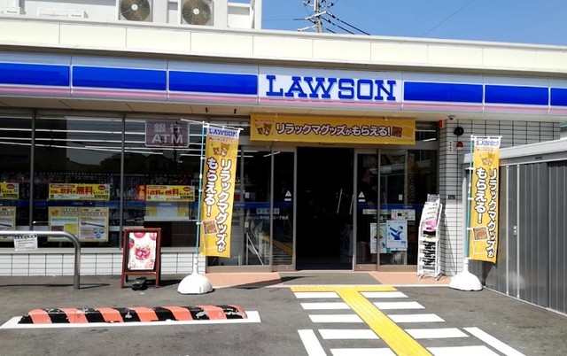 コンビニ　ローソン伊丹緑ケ丘一丁目店（コンビニ）まで261m