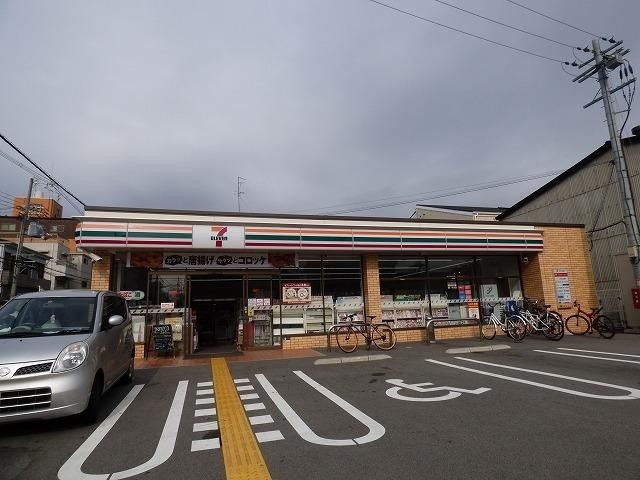 コンビニ　セブンイレブン（コンビニ）まで236m