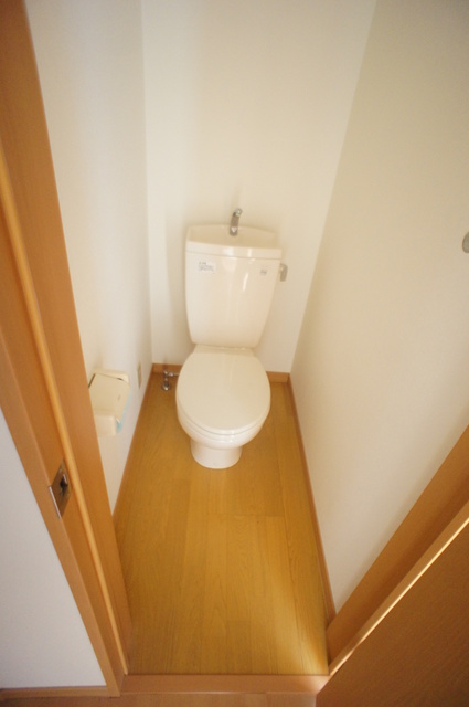 トイレ　白を基調にした空間で清潔感のあるトイレです♪