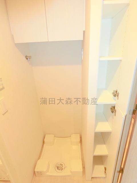 その他設備　室内洗濯機置き場と洗面所収納