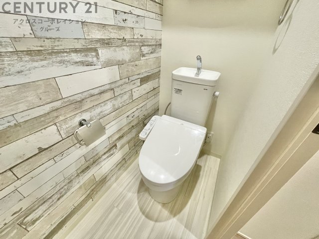 トイレ　温水洗浄便座付きのトイレです♪