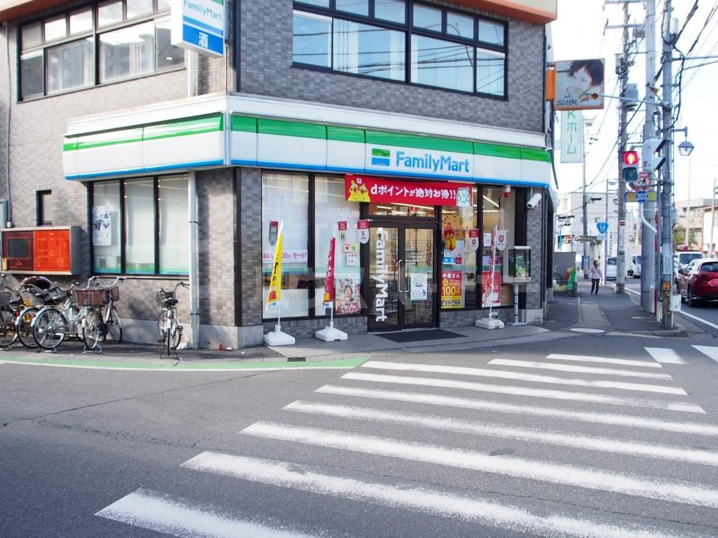 コンビニ　ファミリーマート下総中山駅北口店（コンビニ）まで220m