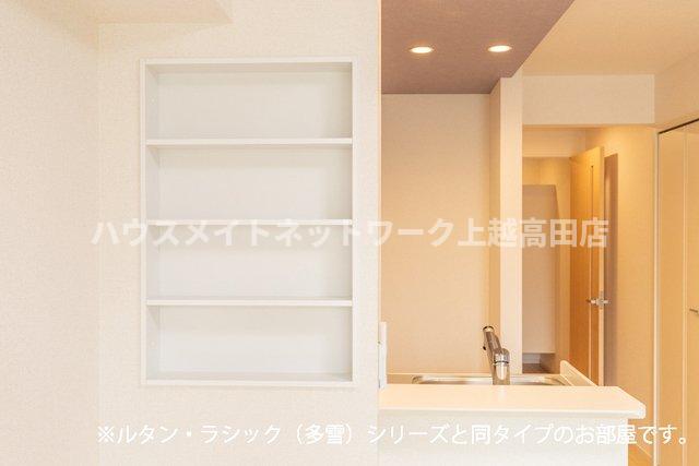 収納　キッチン裏収納棚（参考室内写真ルタン・ラシック（多雪）と同タ