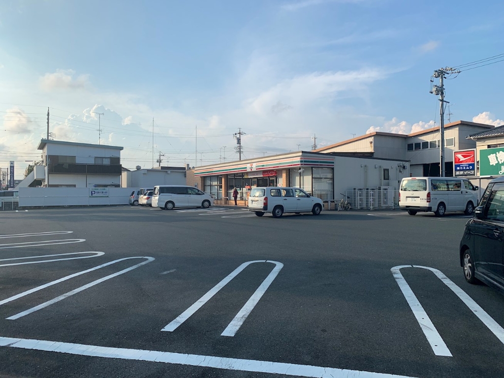 コンビニ　セブンイレブン 浜松高丘北店（コンビニ）まで386m
