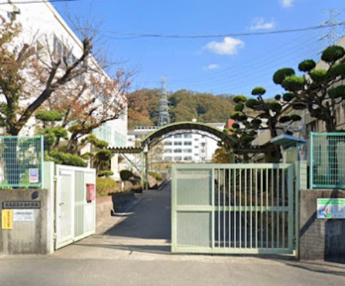中学校　四条中学校（中学校）まで852m