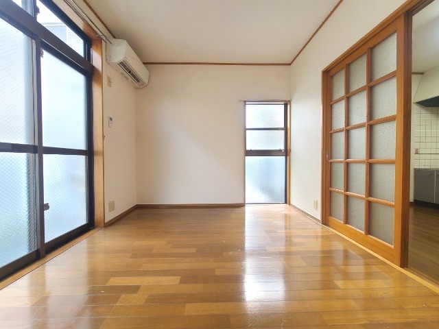 居室・リビング　★明るい日差しが入る洋室６帖の居室画像です★