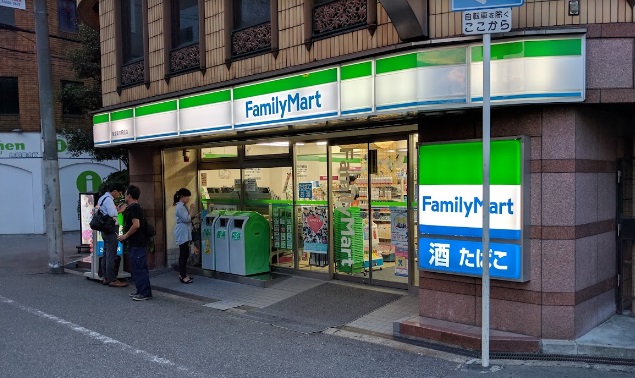 コンビニ　ファミリーマート 阪急南方駅前店（コンビニ）まで79m