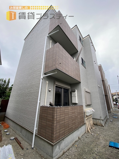 建物外観　１０月１日～入居開始予定の新築　先行申込み受付中。