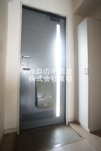 玄関　玄関側からも採光あり！いつでも明るい玄関周り！