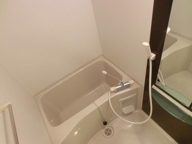 バス・シャワールーム　鏡もあります　バスルーム