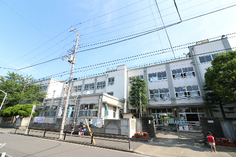 小学校　足立区立鹿浜西小学校（小学校）まで370m