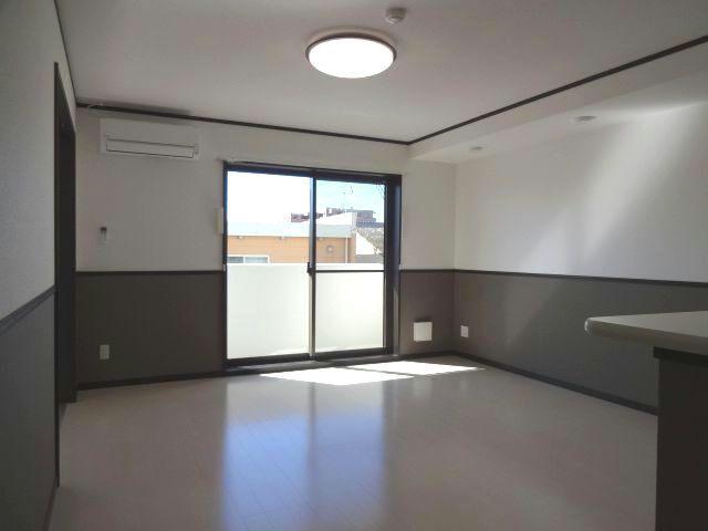 ＪＲ御殿場線 大岡駅 徒歩15分 3階建 築9年の居間写真