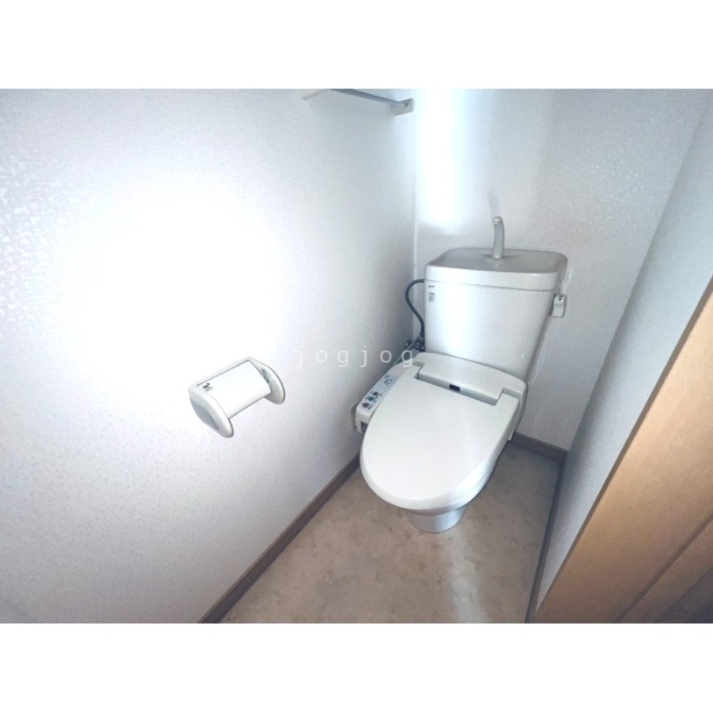 トイレ　嬉しい温水洗浄便座付きのトイレです。