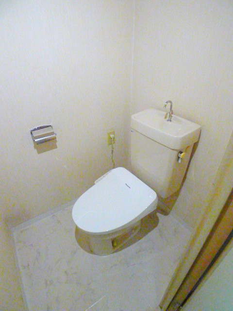 地下鉄名港線 六番町駅 徒歩3分 7階建 築38年のトイレ写真