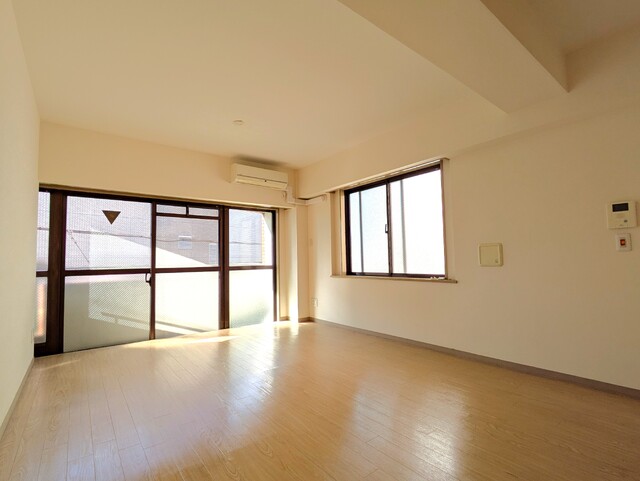 居室・リビング　９．５帖のお部屋です♪※クリーニング前のお写真です※