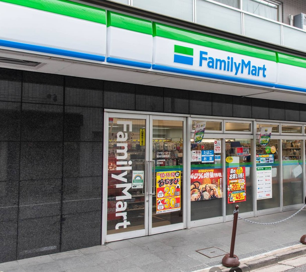 コンビニ　ファミリーマート西麻布霞町店（コンビニ）まで179m