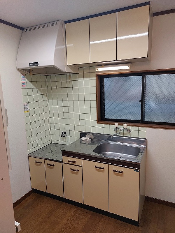 キッチン　キッチンにも窓あり。