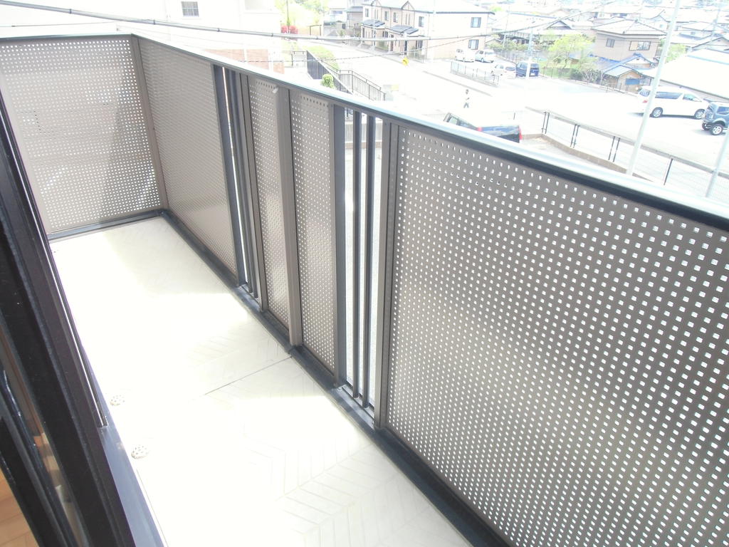バルコニー　たっぷり干せるバルコニー