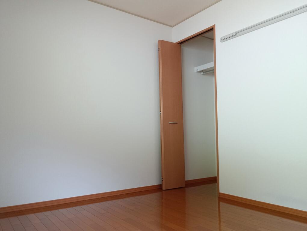 収納　ハンガーがかけられるようにポールが付きました！