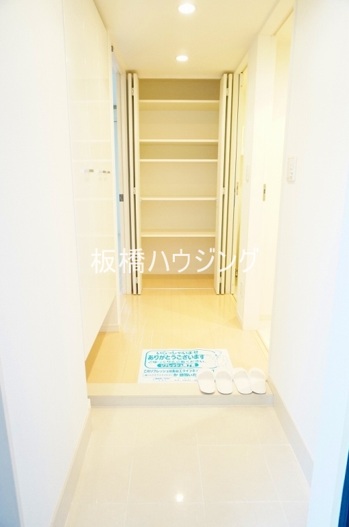 玄関　玄関には収納もございます