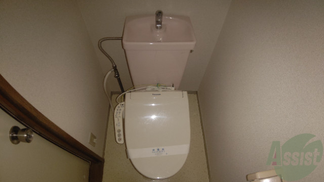 トイレ　収納棚つきの広いトイレは使い勝手が良さそうですね。