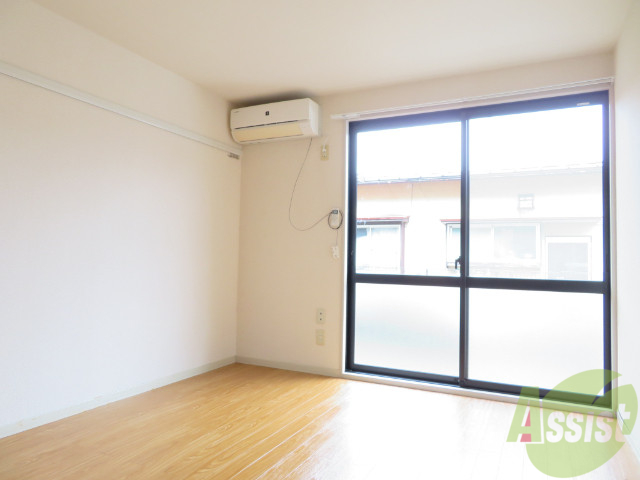 居室・リビング　７．５帖の洋室です。広々として、きれいですね。