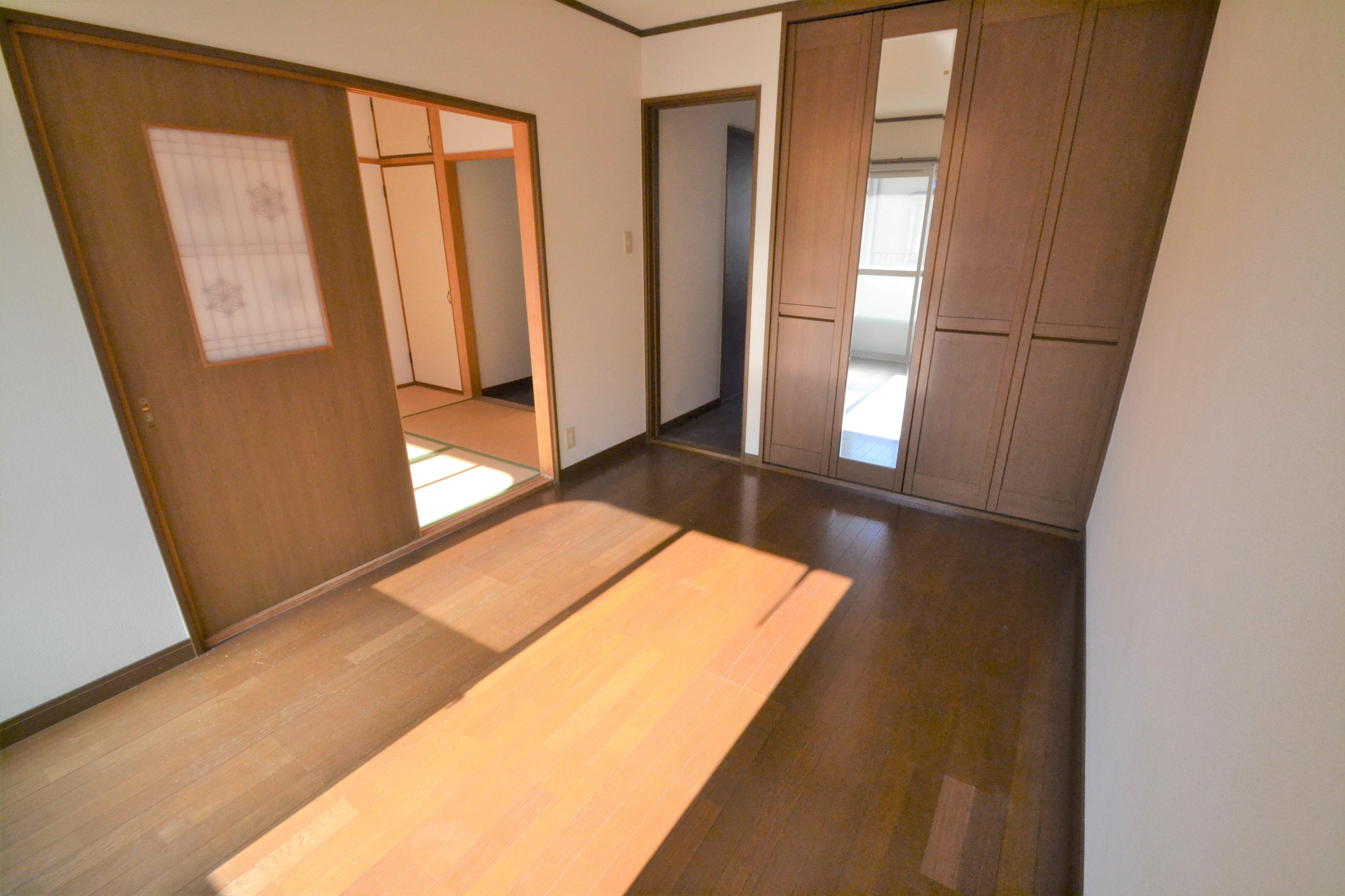 その他部屋・スペース　東側の6帖の洋室です。日がよく当たります。