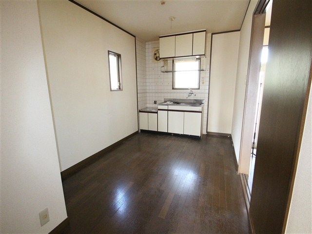 居室・リビング　7帖のDKです。窓があって明るいキッチンです。