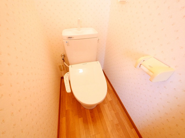 トイレ　落ち着いた色調のトイレです