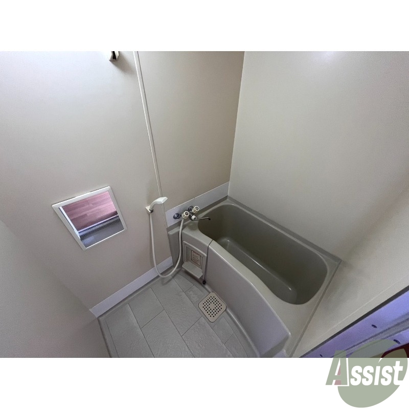 バス・シャワールーム　浴槽付きのお風呂です。ここで一日の疲れを癒しましょう。