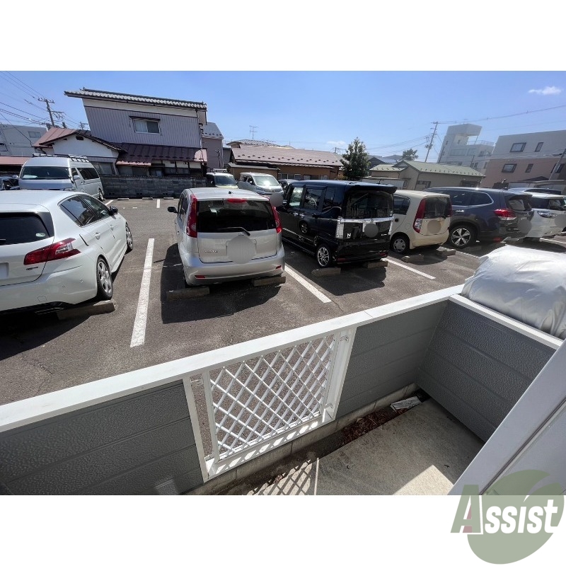 バルコニー　バルコニーが付いているので晴れた日は洗濯物が沢山干せますね。