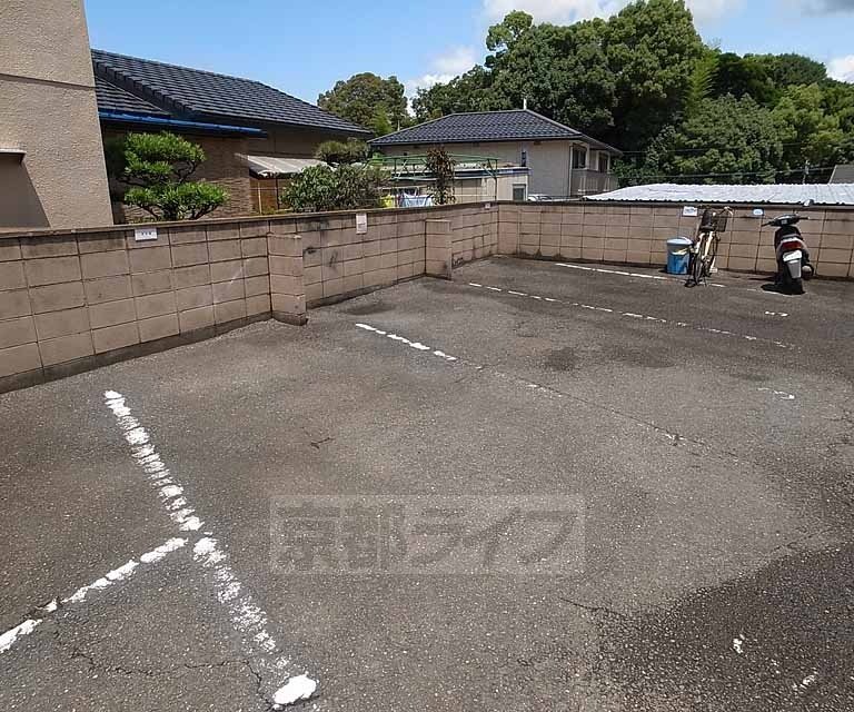 【京都市山科区勧修寺本堂山町のマンションの駐車場】