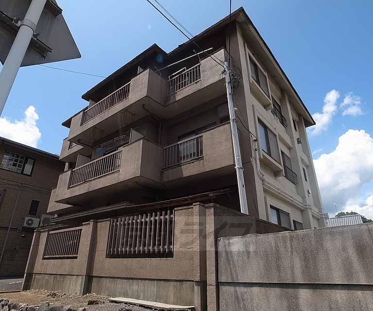 【京都市山科区勧修寺本堂山町のマンションの建物外観】