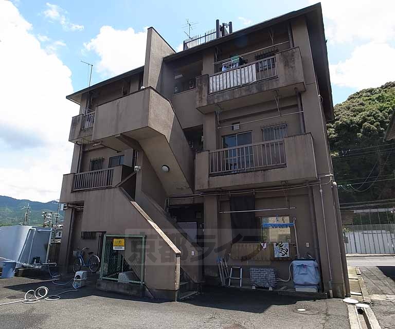 【京都市山科区勧修寺本堂山町のマンションの建物外観】