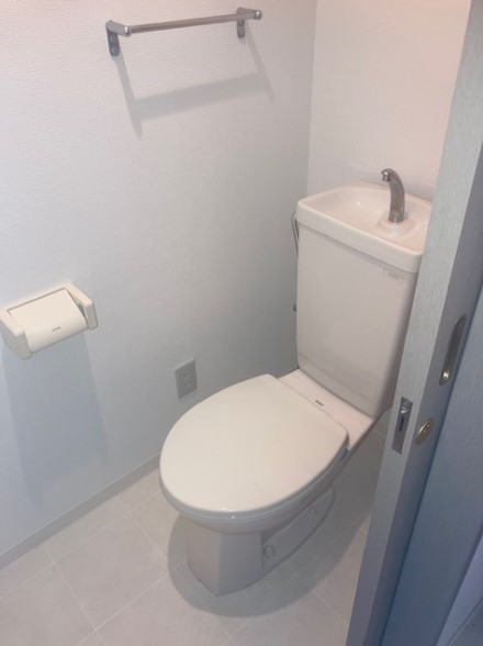 相鉄本線 上星川駅 徒歩10分 2階建 築34年のトイレ写真