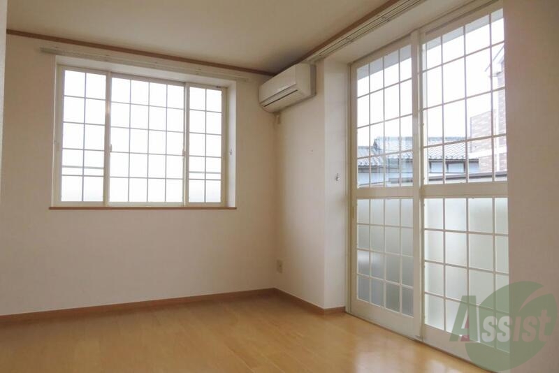 居室・リビング　西向きと南向きの２面採光で明るいリビングです